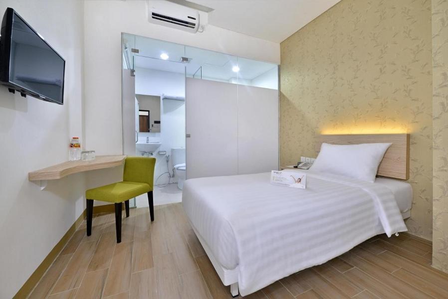 Whiz Hotel Falatehan Jakarta Exterior photo